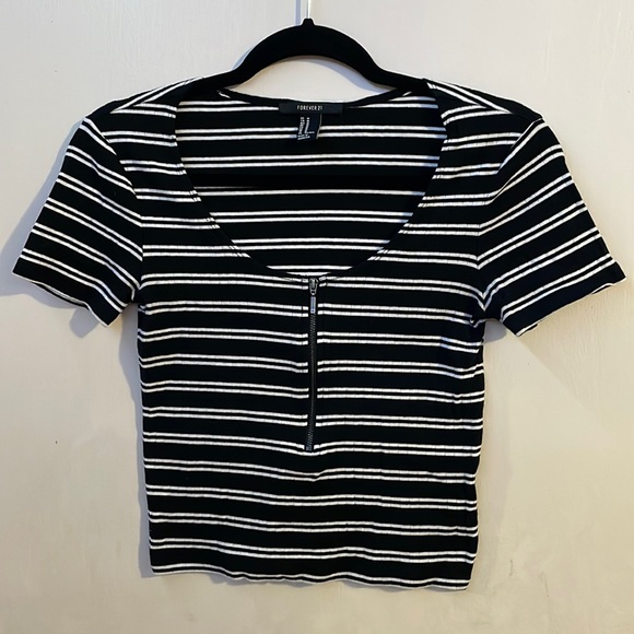 Striped crop top with small zipper in the middle - Picture 1 of 3